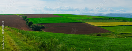 Obraz na płótnie Beskid Żywiecki, widok z Pogórza Wilamowickiego. Panorama wiosną z pięknymi zielonymi łąkami i polami. w salonie