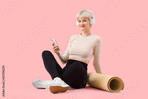 Sporty young woman in headp...