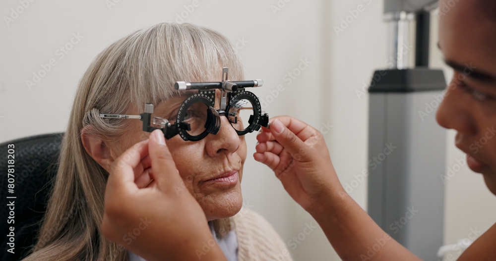 Foto de Women, doctor and patient with trial lens for eye exam, vision ...