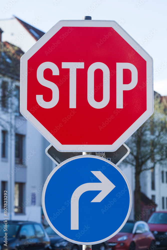 Obraz premium Stopschild, Verkehrsschild Halt! Vorfahrt gewähren, Stop, Verkehrsschild, Richtungspfeil nach rechts, Deutschland