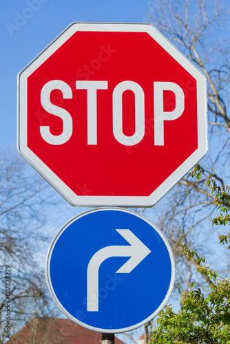 Stopschild, Verkehrsschild Halt! Vorfahrt gewähren, Stop, Verkehrsschild, Richtungspfeil nach rechts, Deutschland