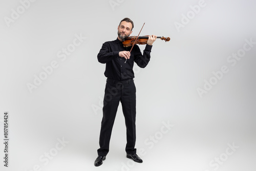 Canvas Print Bearded man violinist performing on concert