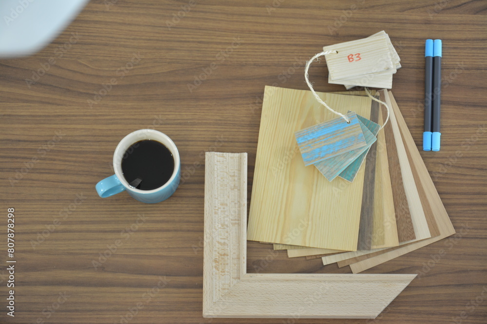 Escritorio con material de diseño de interiores y café Escritorio con material de diseño de interiores y café