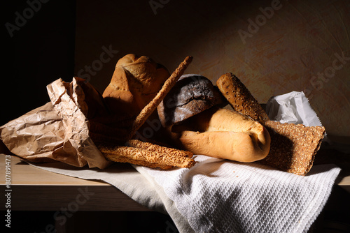 Dal panettiere, still life con vari tipi di pane in primo piano photo