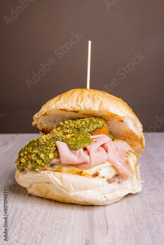 Panino da pub ripieno di mortadella, pesto di pistacchio, provola affumicata e hamburger di manzo © Vincenzo VAD