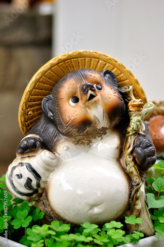 信楽焼の狸（たぬきの置物）