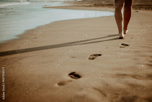 paseo por la arena en la playa photo