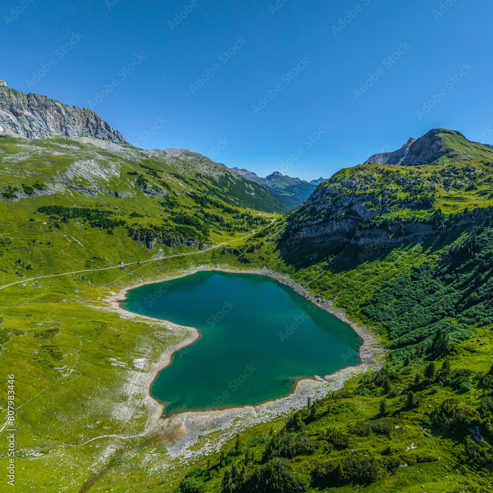 Eindrucksvolle alpine Natur nahe der Freiburger Hütte in den Vorarlberger Alpen Eindrucksvolle alpine Natur nahe der Freiburger Hütte in den Vorarlberger Alpen