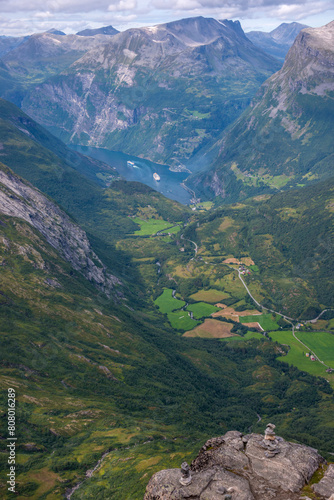 Vista aérea de un paisaje en el fiordo de Geiranger, visto desde el monte Dalsnibba, Noruega