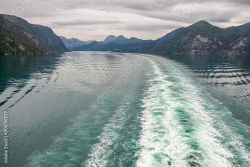 Paisaje y estela de barco en los fiordos noruegos