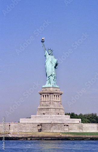 Statua della Libertà . Simbolo di New York  posizionata su di un  isola del golfo di New York photo