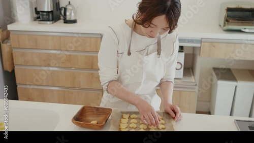 女性がクッキーを詰めるシーン