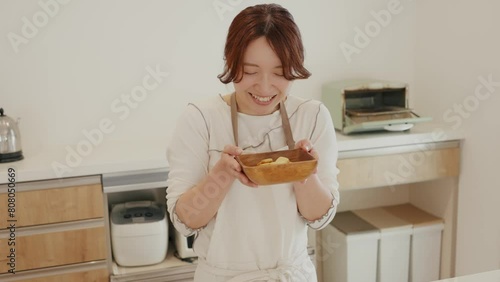 女性が作ったお菓子を見て笑を浮かべる