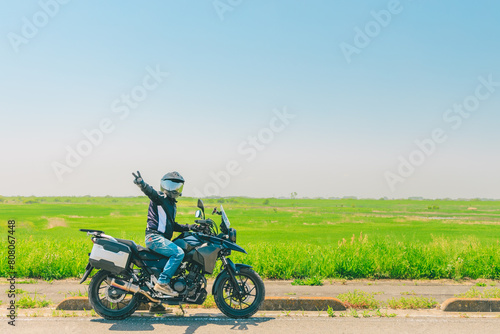草原の中を走るバイク