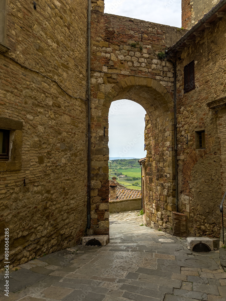 Naklejka premium wejście n taras widokowy w małym miasteczku w Toskanii