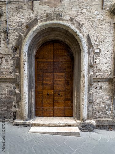 stare drewniane drzwi do kamienicy wykonanej z kamienia, Piękne dzieło artysty © Kamil_k2p