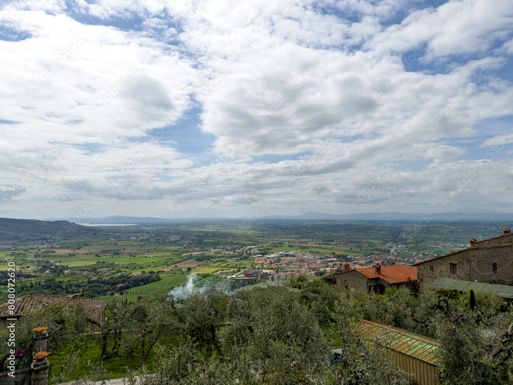 panorama na dolinę widziana ze starego miasta w Cortonie we Włoszech 