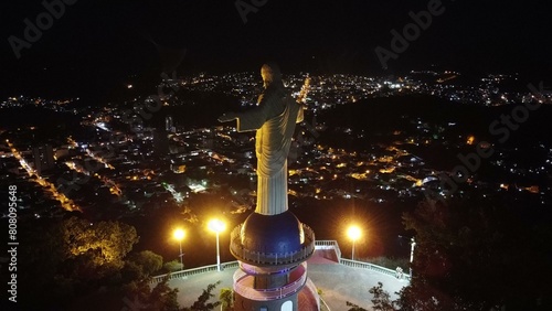 Cristo Redentor de itaperuna-RJ. Imagem noturna. Av. Cardoso Moreira. @dronecidade photo
