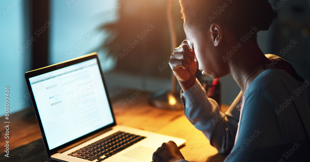 Foto de Frustrated black woman, laptop and night with headache for ...
