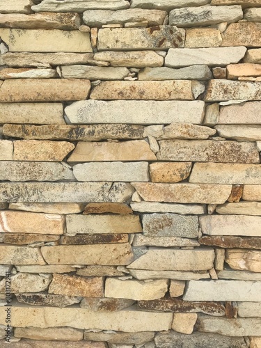 Revestimiento de piedra en un muro exterior de una casa