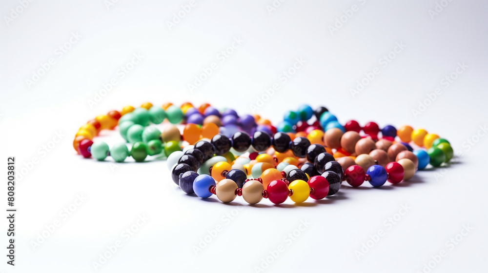 maquete de pulseiras de contas infantis, espaço de cópia, fundo branco
maquete de pulseiras de contas infantis, espaço de cópia, fundo branco
