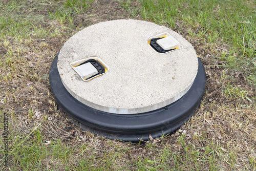 Fotografía Septic tank cover. Concrete septic tank lid