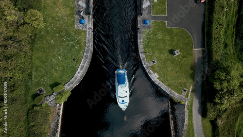 Quadro su tela White and Blue river cruiser motor boat passing through a canal lock