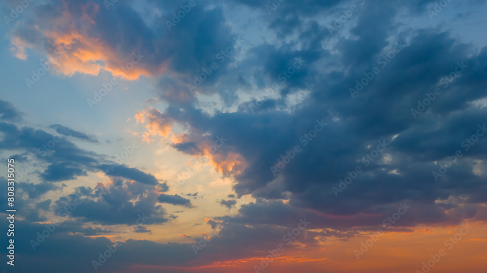 Cielo al amanecer con nubes