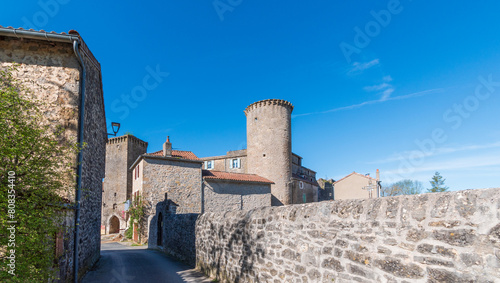 Le village de Sainte-Eulalie-de-Cernon en Aveyron, France photo