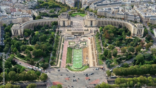 Vue aérienne panoramique sur la ville de Paris, avec la place du Trocadéro, le Palais de Chaillot et les jardins du Trocadero (France) photo