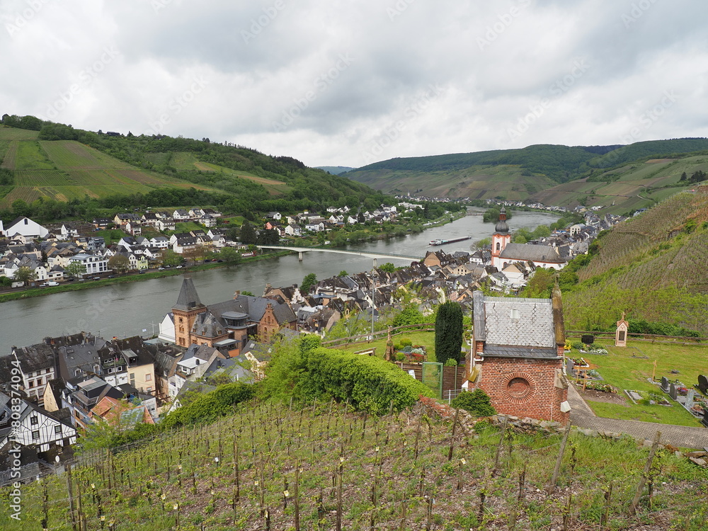 Zell an der Mosel mit Pulverturm, Friedhof und Stadtübersicht