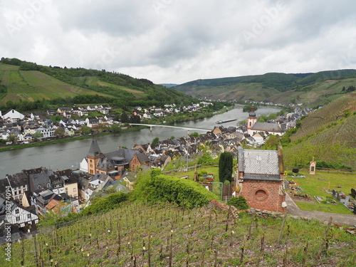 Obraz na płótnie Zell an der Mosel mit Pulverturm, Friedhof und Stadtübersicht w salonie
