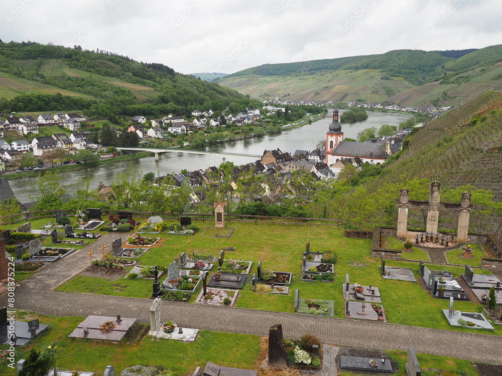Zell an der Mosel mit Pulverturm, Friedhof und Stadtübersicht