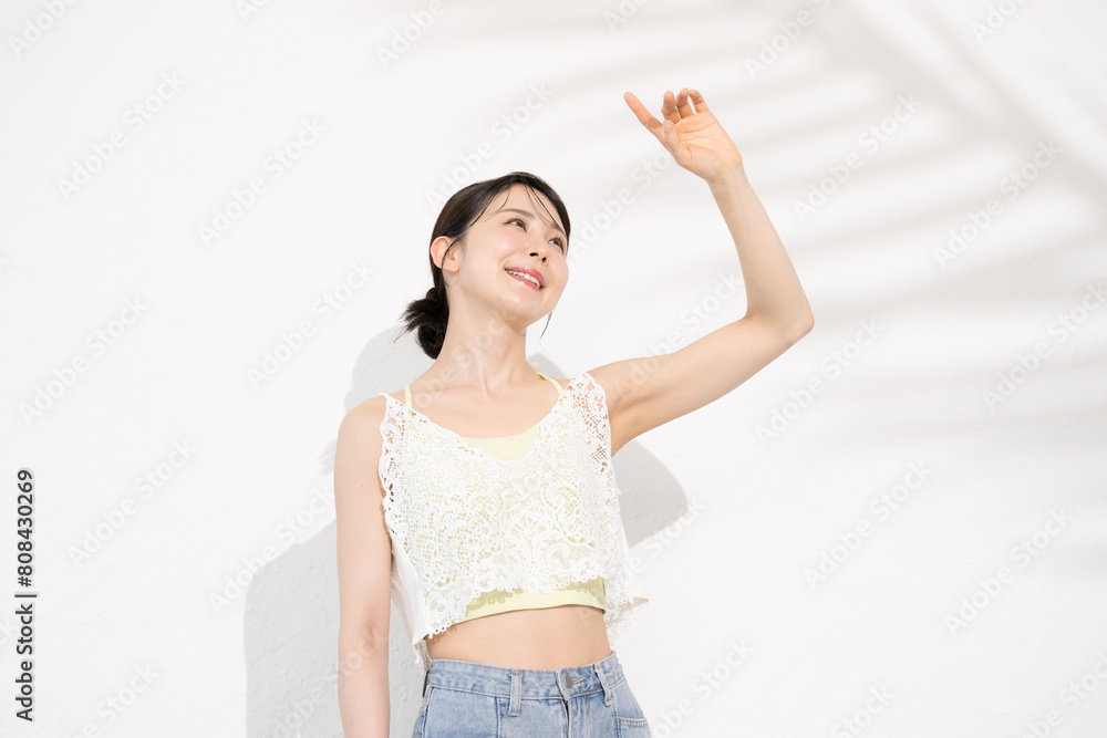夏の美容イメージ 太陽の紫外線を気にする若い女性 焼かない夏美白やホワイトニングのイメージにも 上半身 夏の美容イメージ 太陽の紫外線を気にする若い女性 焼かない夏美白やホワイトニングのイメージにも 上半身