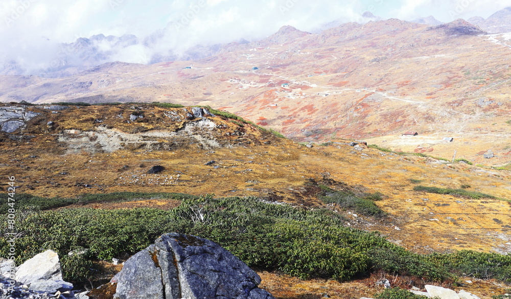 Φωτογραφία cloudy alpine landscape of nathang valley, high himalaya region of east sikkim n