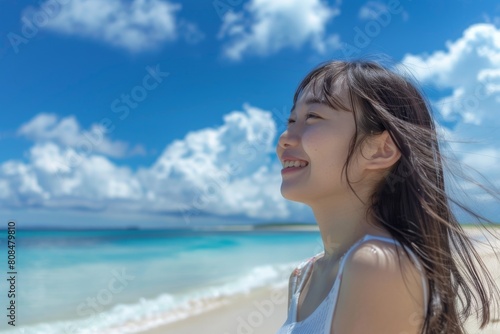 海を見ている日本人女性の横顔（ビーチ・青空・旅行・休暇）