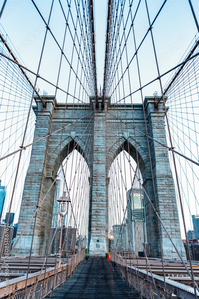 Obraz premium architecture of metropolis city. brooklyn bridge. new york city architecture. brooklyn bridge to manhattan. urban architecture landmark of brooklyn bridge. Historical landmark