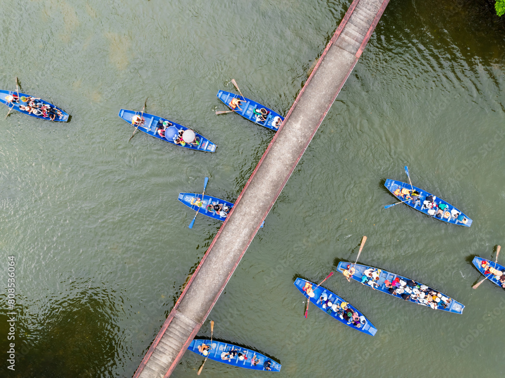 Φωτογραφία Tourist boats on Yen stream in Huong pagoda, Hanoi, Vietnam.