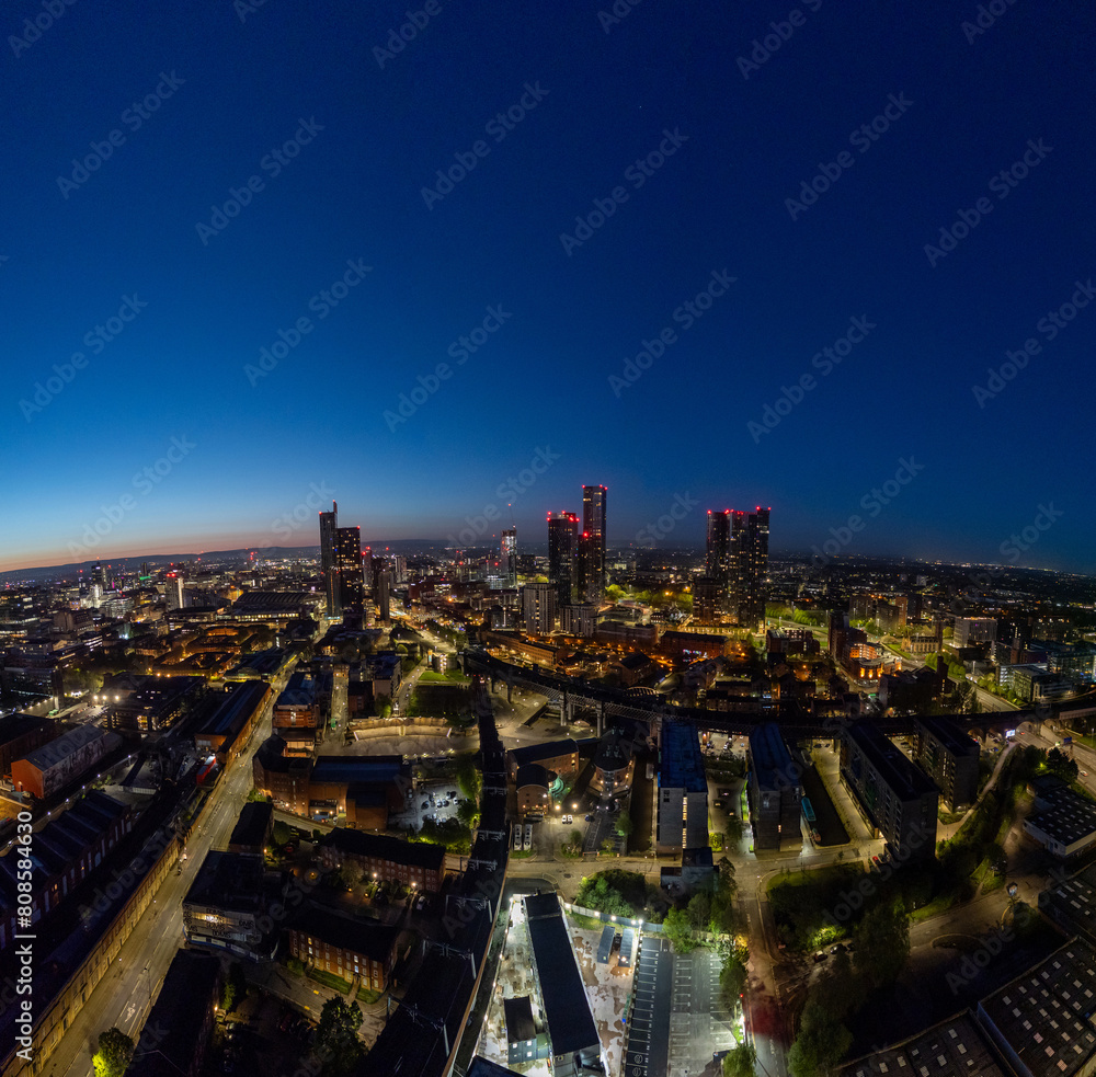 Obraz premium Twilight Manchester skyline with illuminated buildings