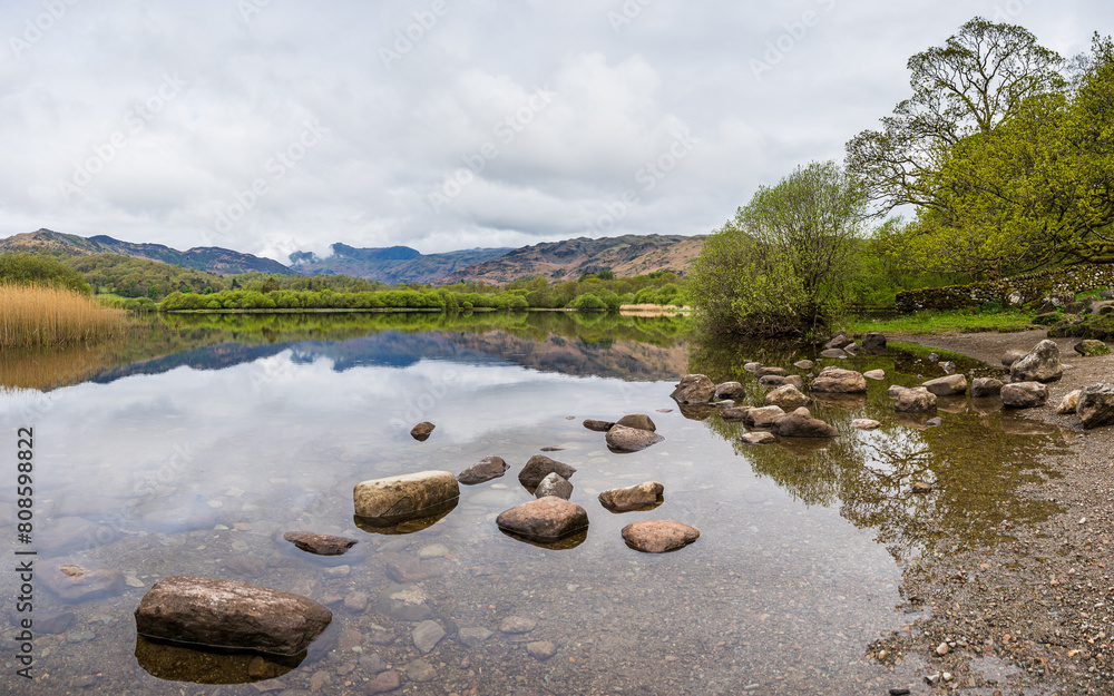 Obraz na plátně Rocks on the shore of Elterwater Lake