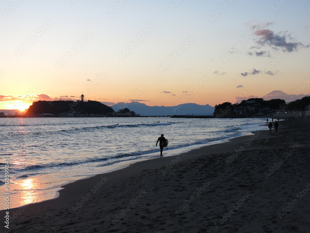 夕日が美しい鎌倉市の七里ヶ浜海岸（富士山・江の島・サーファー）
