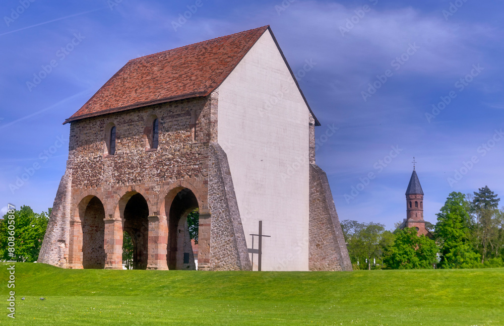 Kirchenfragment auf dem Gelände des UNESCO Weltkulturerbes Kloster Lorsch in Hessen, Sueddeutschland, Deutschland, Europa.