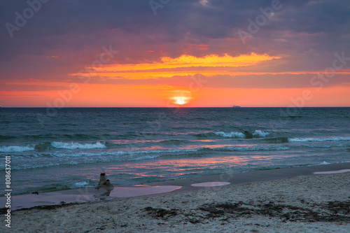 Sonnenaufgang an der Ostsee, Strand mit Wellen auf der Insel Rügen, Ostseebad Binz, Mecklenburg Vorpommern, Deutschland 