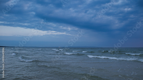 Wellen auf der Ostsee auf der Insel Rügen, Ostseebad Binz, Mecklenburg Vorpommern, Deutschland 