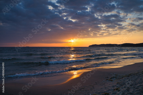 Sonnenaufgang an der Ostsee  Strand mit Wellen auf der Insel R  gen  Ostseebad Binz  Mecklenburg Vorpommern  Deutschland 