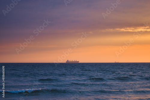 Schiff, Sonnenaufgang an der Ostsee, Strand mit Wellen auf der Insel Rügen, Ostseebad Binz, Mecklenburg Vorpommern, Deutschland  © Mark Lämmchen 