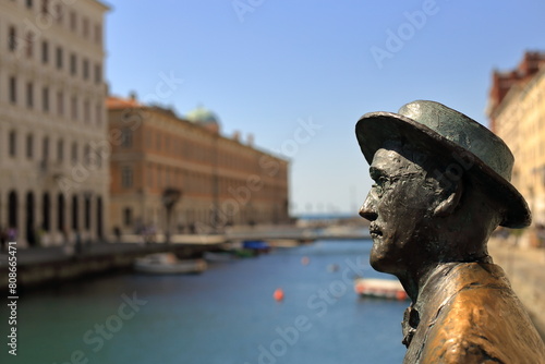 Statua di James Joyce a Trieste con sfondo sfocato , bokeh photo
