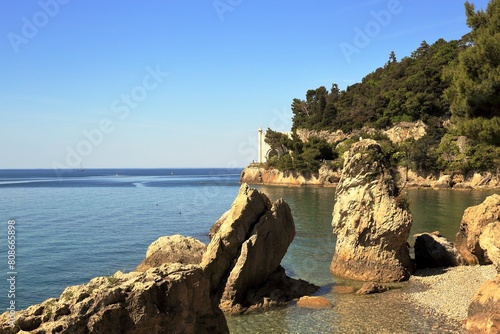 Dintorni del Castello di Miramare, Trieste, con mare, scogli e vegetazione