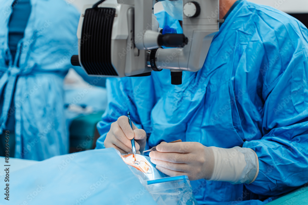 Ταπετσαρία Skilled surgeon and his medical team performs precise eye surgery on an elderly patient, restoring vision with latest medical technology and cutting-edge techniques