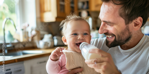 Vater füttert Baby mit Flasche photo